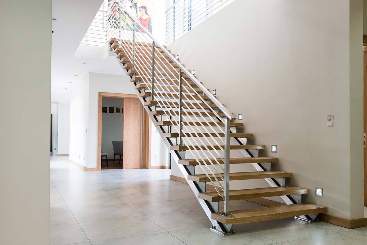 Double rectangular stringer staircase