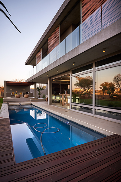 steel-studio-frameless-glass-balustrades-on-balcony-overlooking-pool