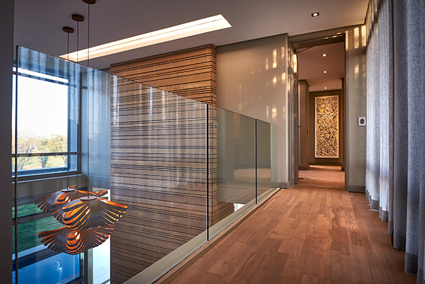 steel-studio-framless-glass-balustrade-on-walkway-in-modern-living-space